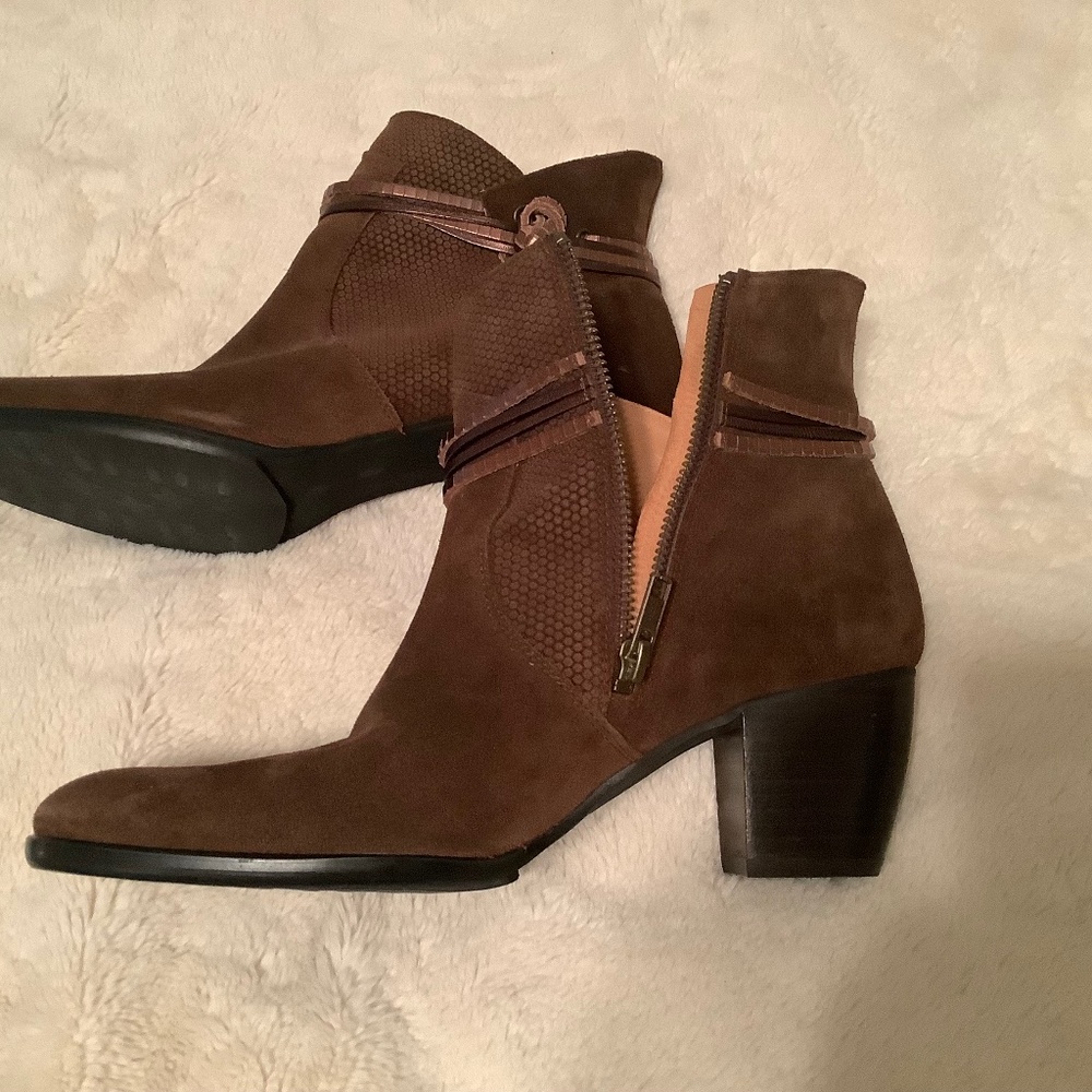 Sundance, size 7, Brown Suede Booties